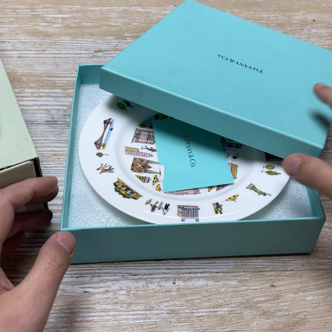 瓷片郫****莓密密麻麻地排列着一