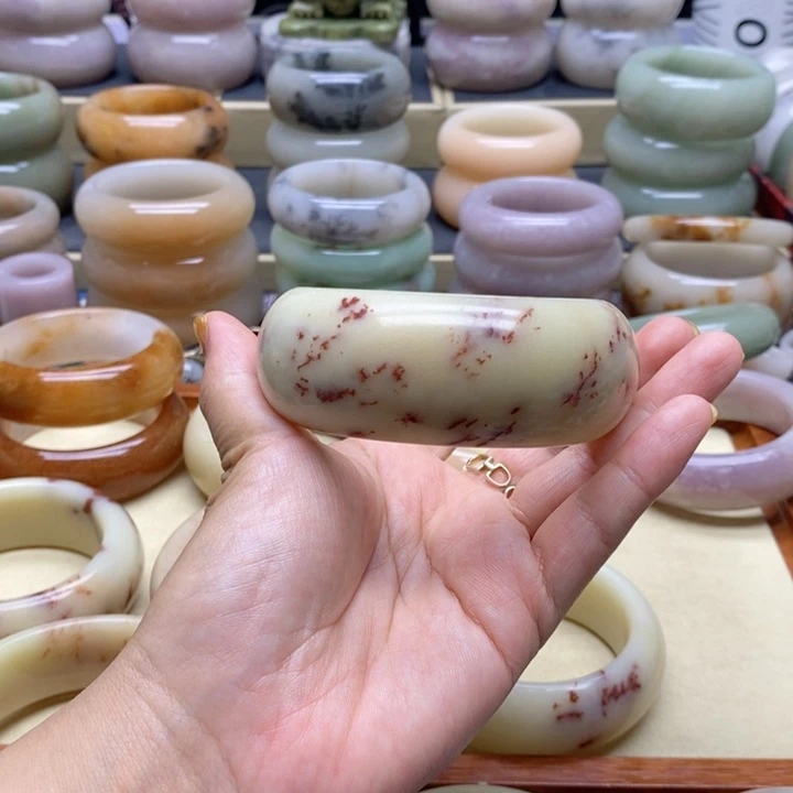 执****石英岩玉手镯未镶嵌