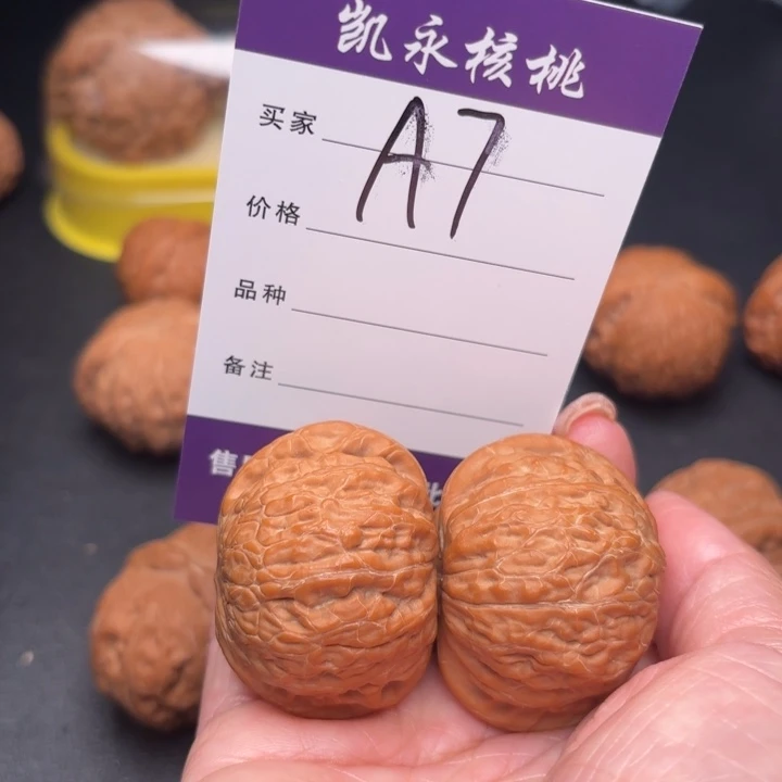 双***徐把件桃核41铁锤狮子头