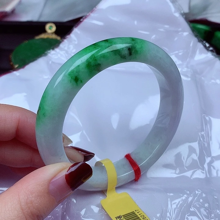 翡翠手镯未镶嵌翡翠