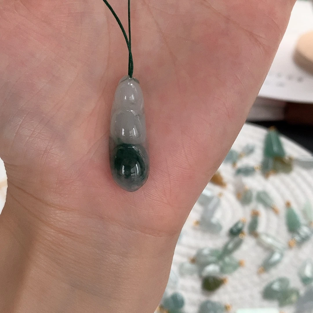 翡翠未镶嵌颈饰每****醒豆子