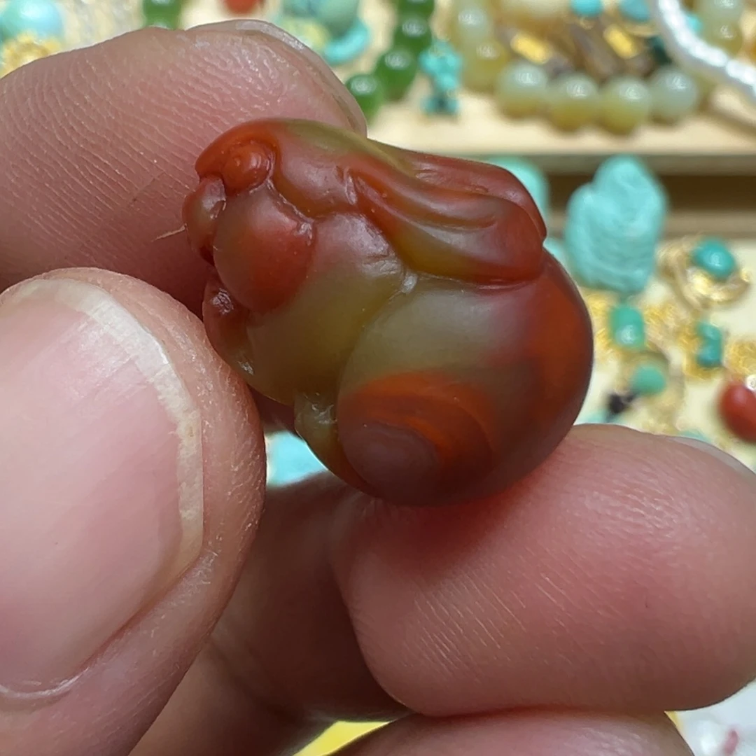南红玛瑙未镶嵌颈饰包浆兔子