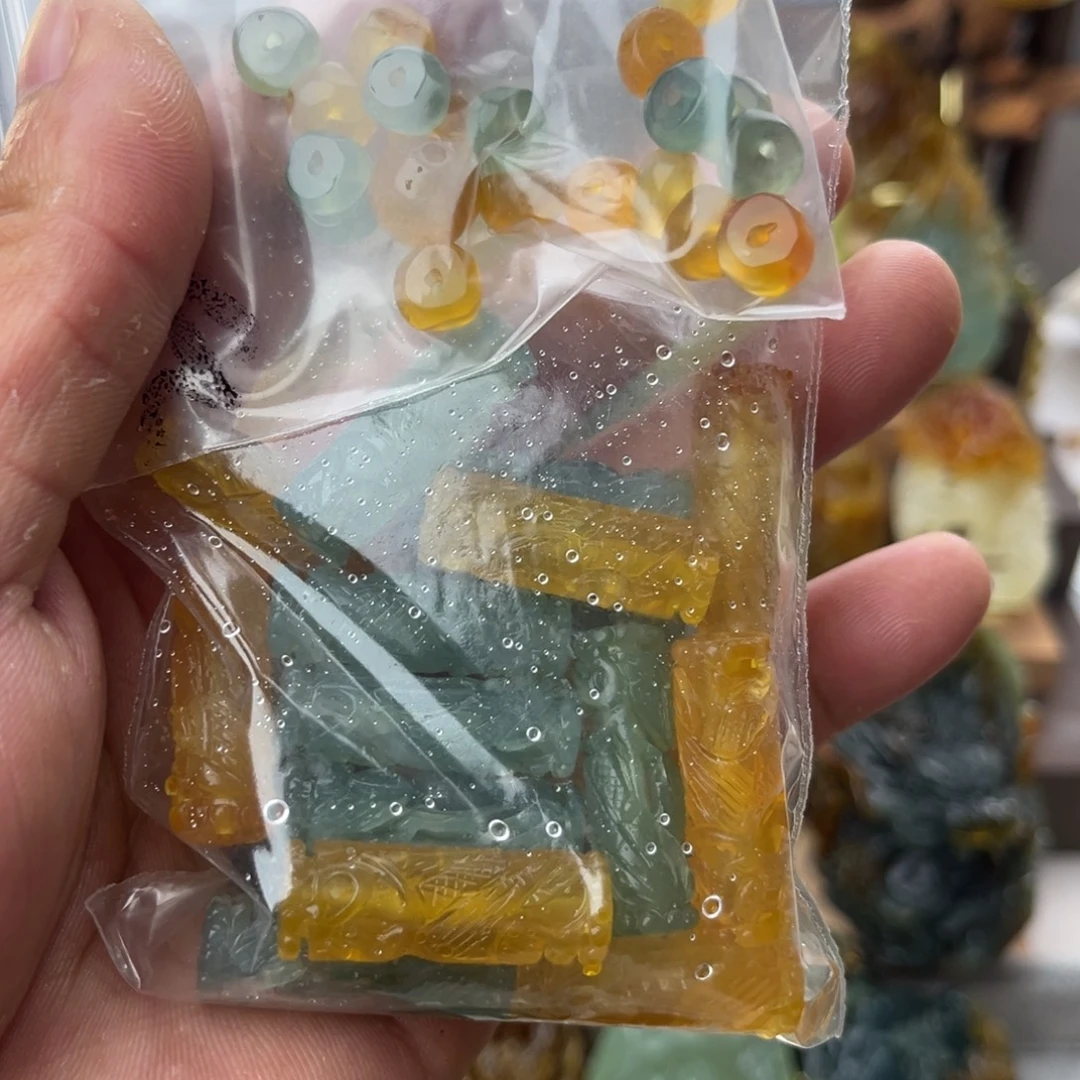 w***远未镶嵌蛇纹石玉颈饰
