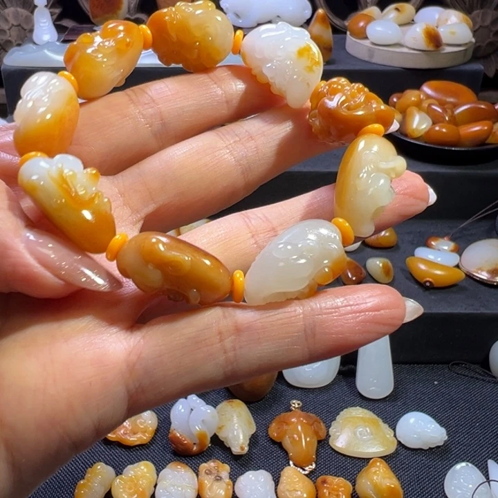 俺***仔和田玉未镶嵌颈饰