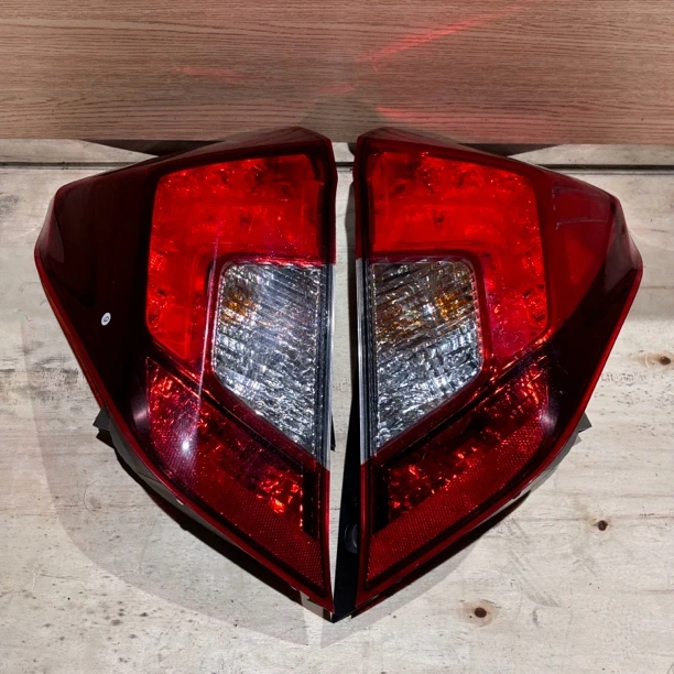 19款本田飞度尾灯