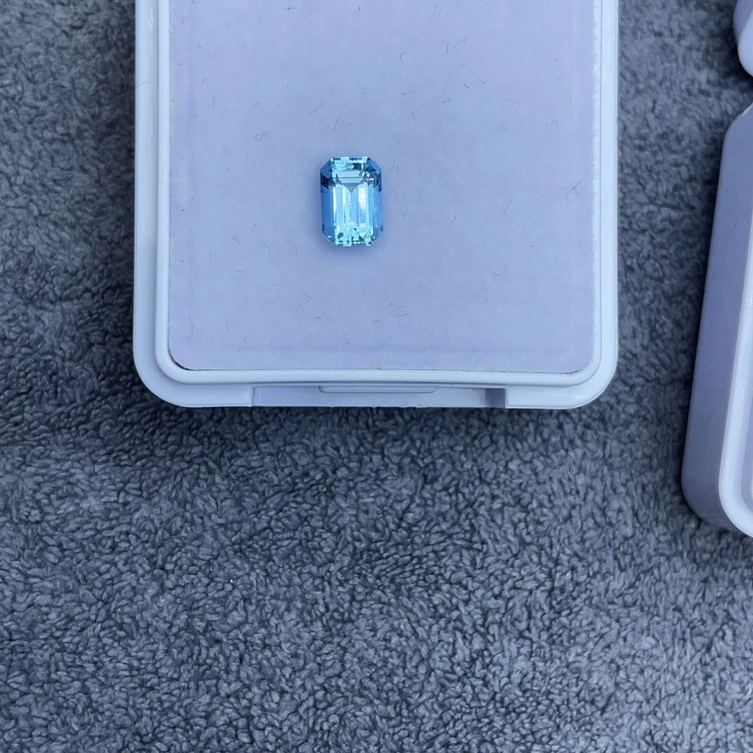 海蓝宝石裸石1.01Ct。