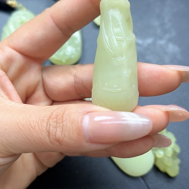 【闪购商品】颈饰未镶嵌和田玉一***?