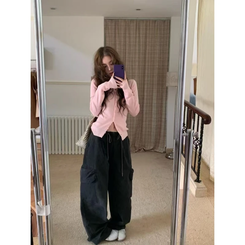 软糯粉色针织开衫女短款毛衣外套松弛感慵懒宽松直筒多口袋工装裤