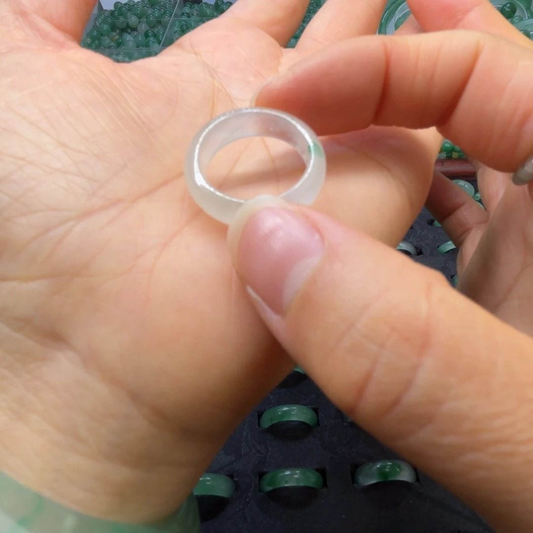 石英质玉（非洲翠）未镶嵌散珠戒指圈口14+