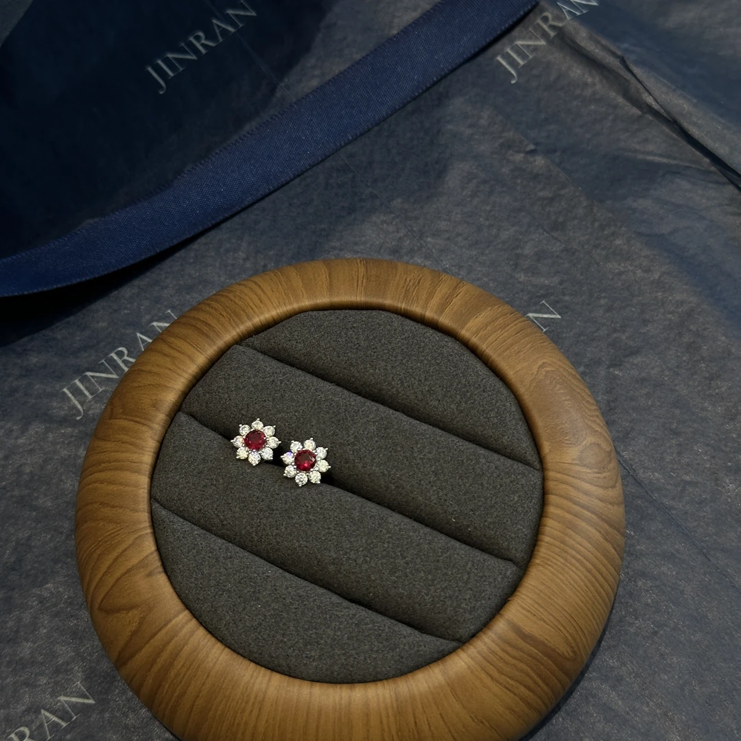 925银莫桑石耳饰 JINRAN｜红色太阳花满镶耳钉