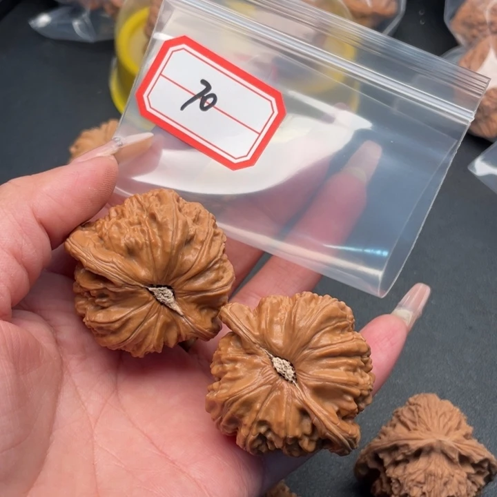 大***孩文玩核桃把件白狮子