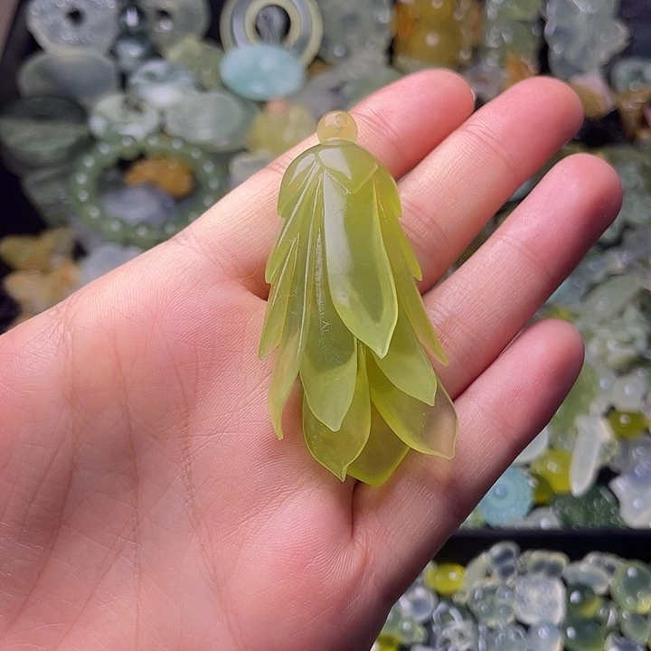 蛇纹石玉合金颈饰玉兰花