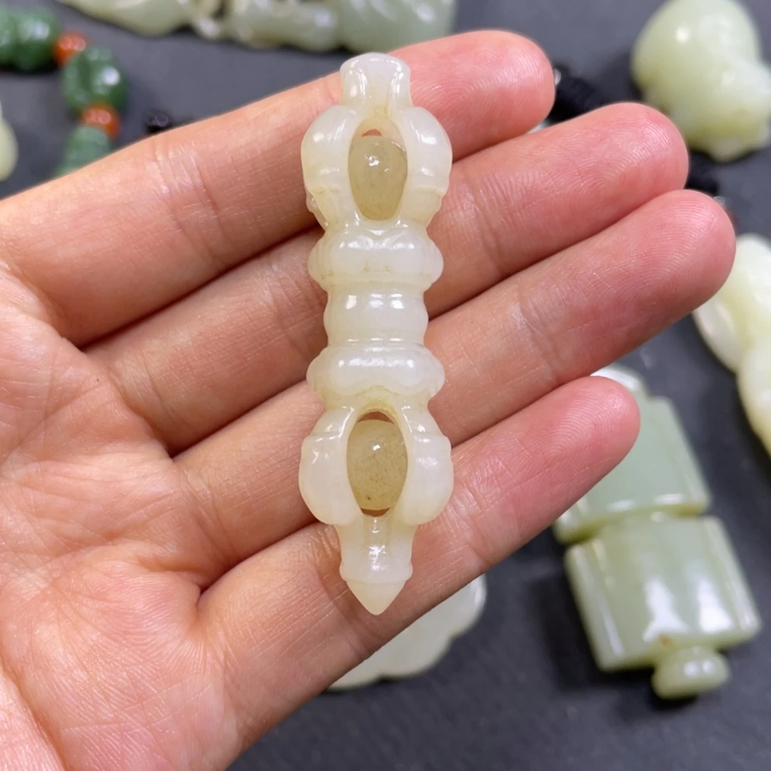 石***华和田玉未镶嵌颈饰