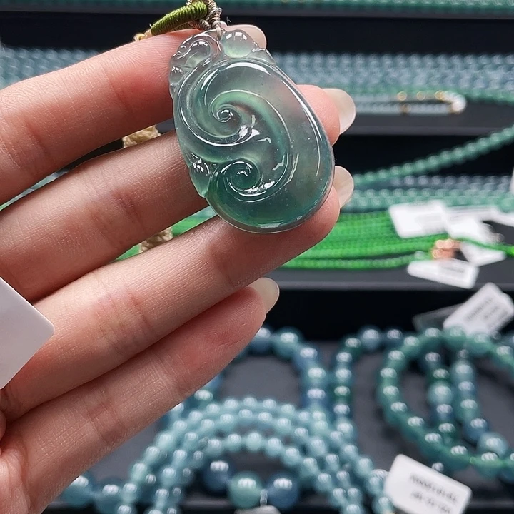 颈饰未镶嵌翡翠如意