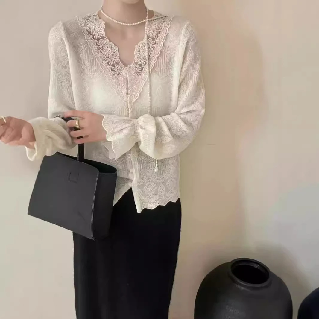 早春女装新款蕾丝拼接毛衣女气质优雅V领羊毛针织长袖打底衫 0873