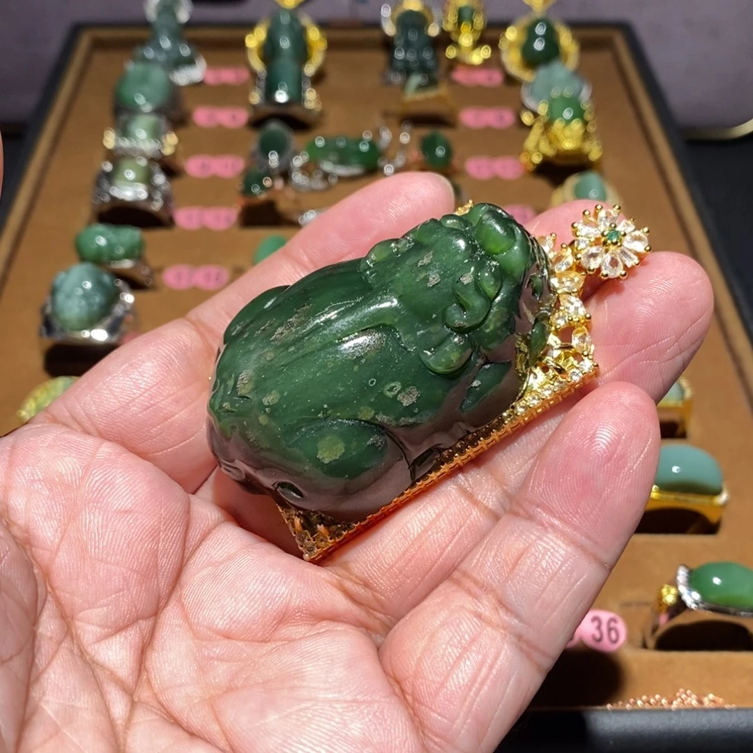 泉***）和田玉（糖玉）未镶嵌颈饰