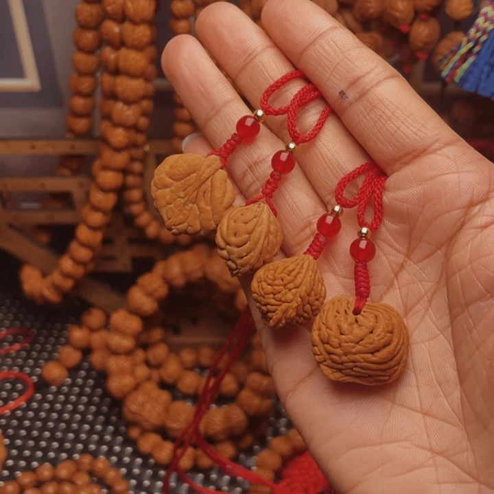 木质类龙纹桃枭挂件