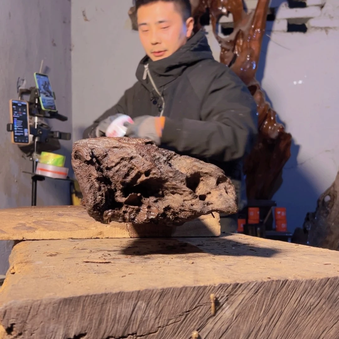 阴沉木嘉**行金丝楠木根料摆件等