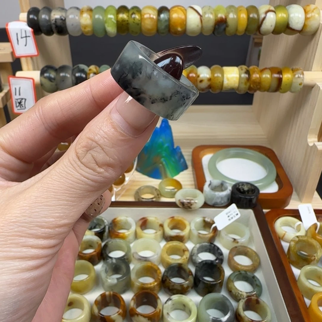 岫玉岫玉内径17.9未镶嵌红**?