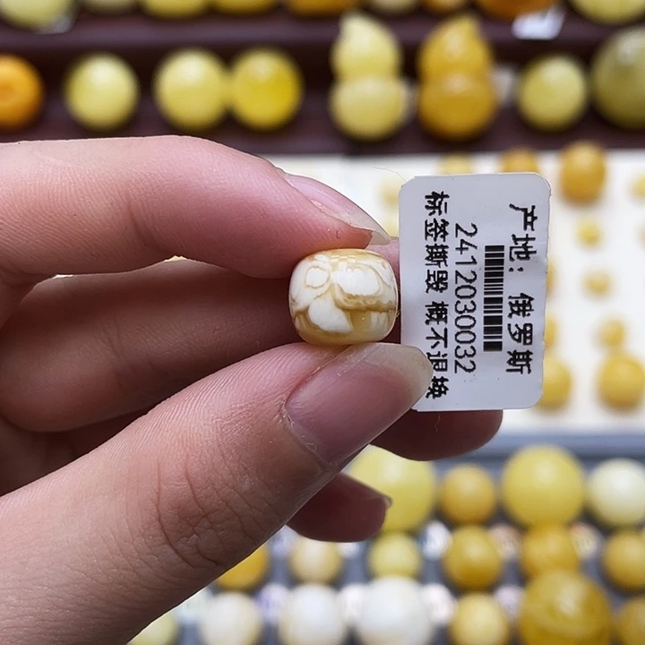 琥珀未镶嵌裸石11*9.8mm 瑕