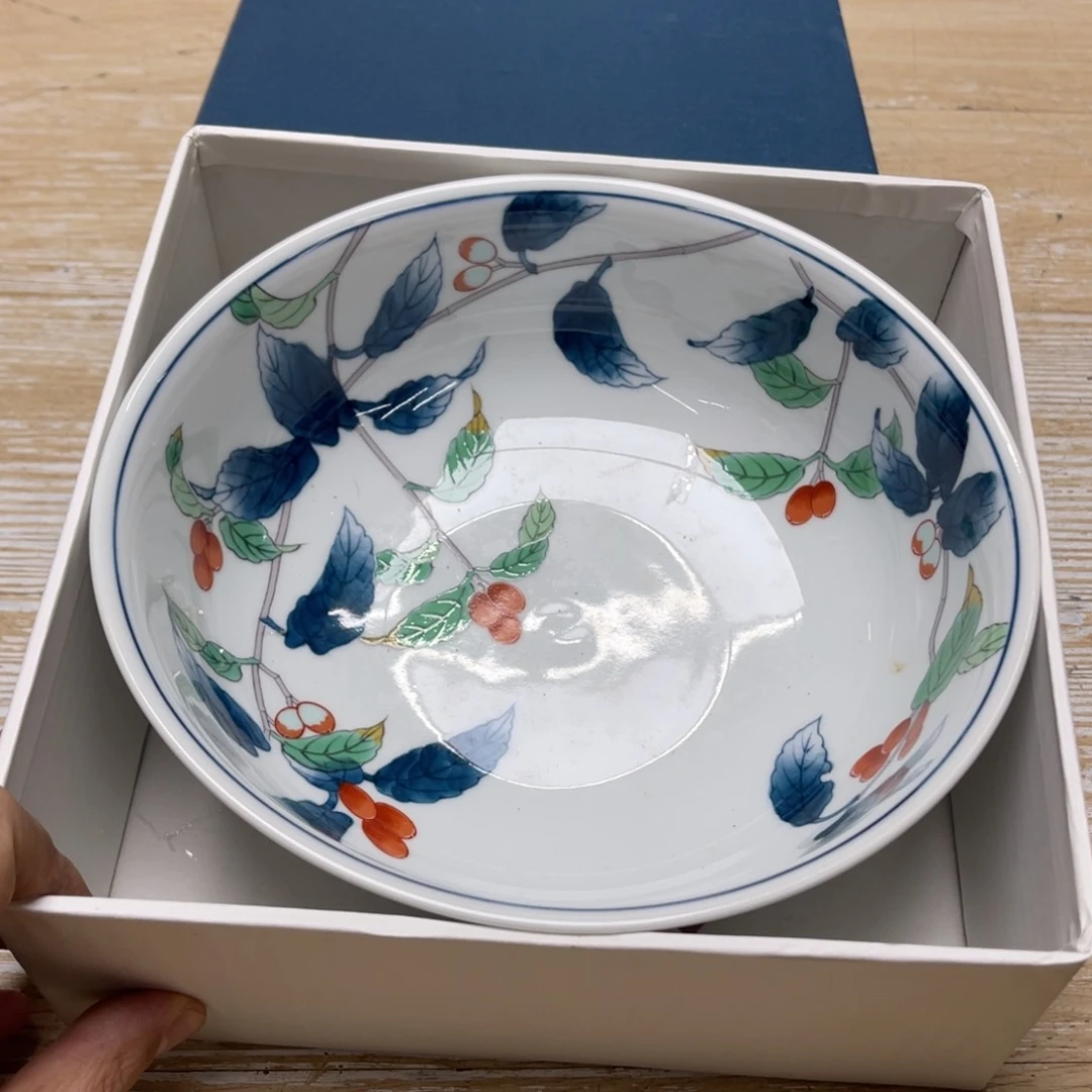 瓷片密密麻麻地排列着一个