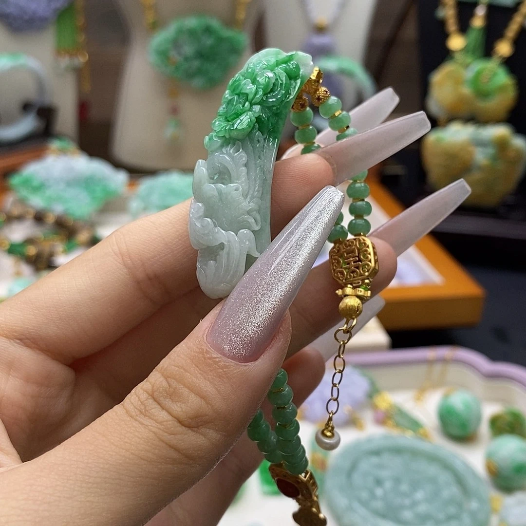 颈饰未镶嵌翡翠天然