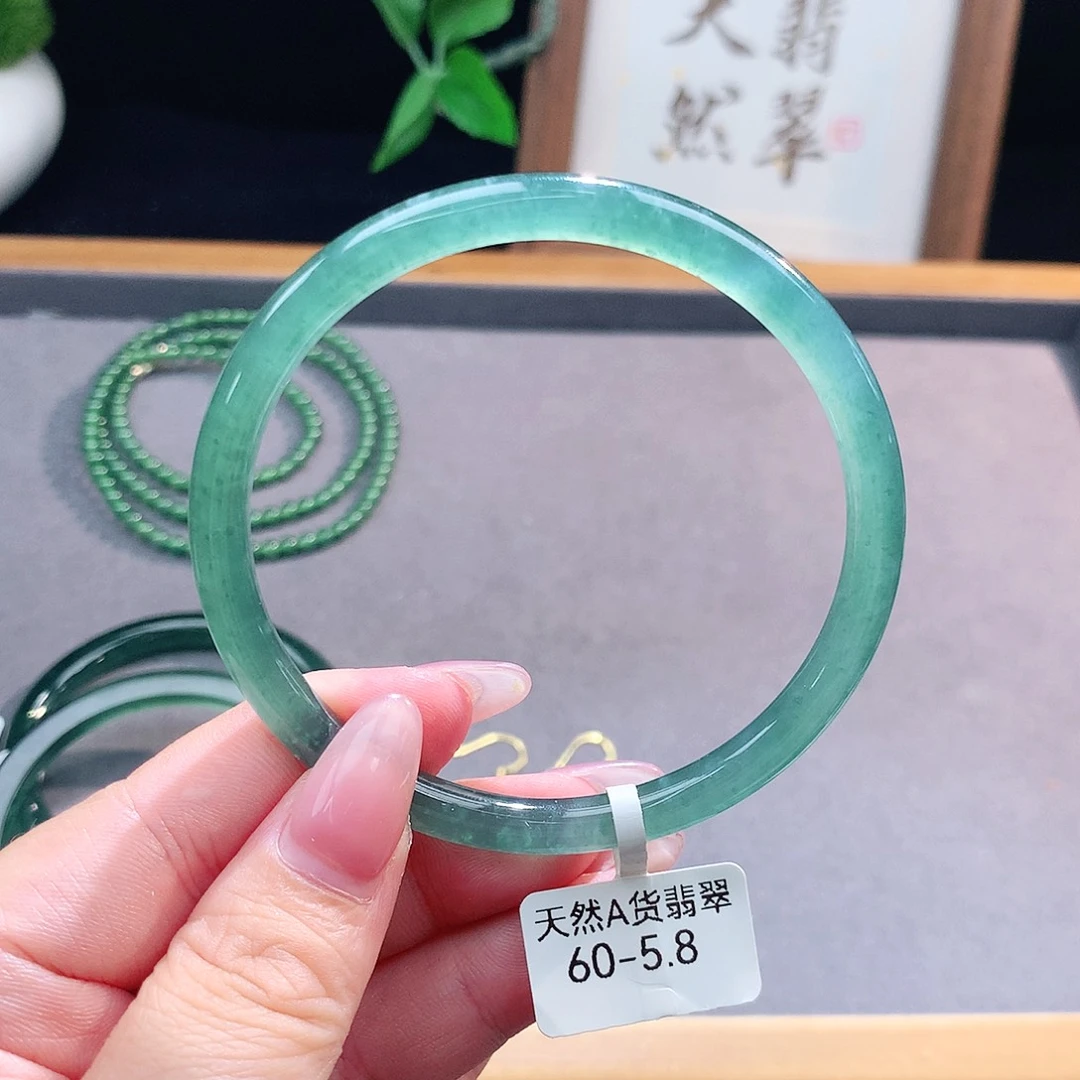 未镶嵌手镯（圆镯）翡翠