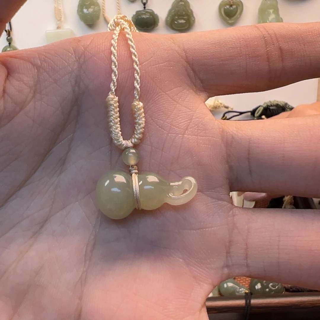 朱***甜颈饰未镶嵌和田玉清货款，不退不换，建议勿拍