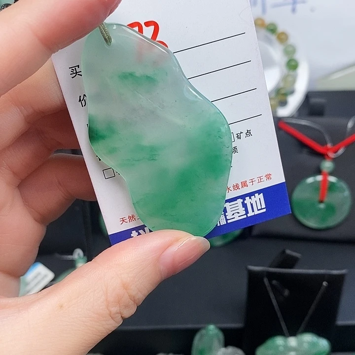 石英质玉（非洲翠）未镶嵌颈饰