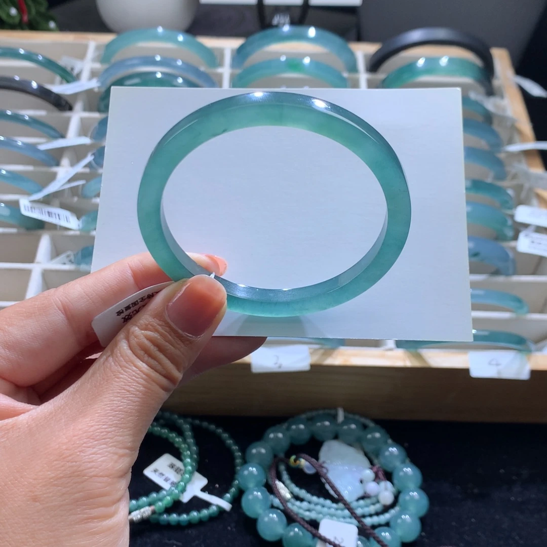 翡翠未镶嵌手镯湖水绿