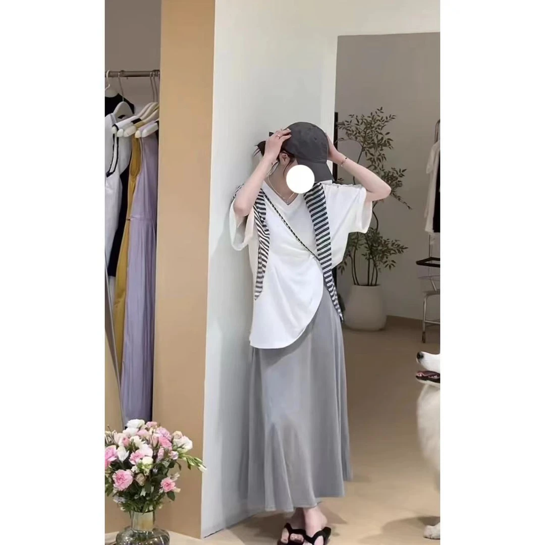 8123夏季女款松弛感条纹披肩搭配V领短袖T恤与半身裙套装