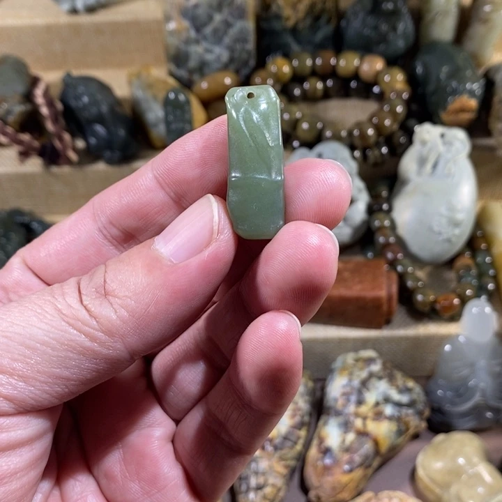 透闪石质玉未镶嵌把件