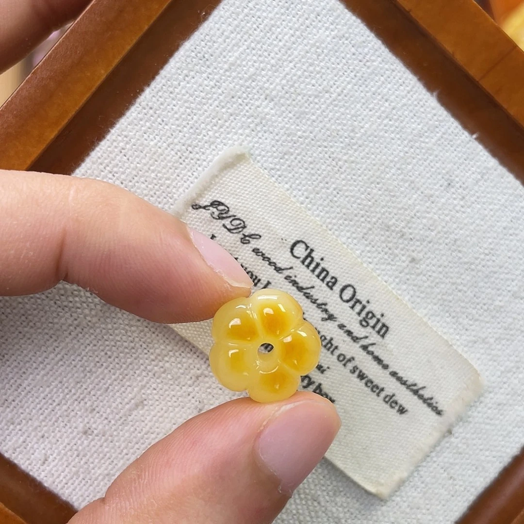 未镶嵌琥珀珠宝奇石花花