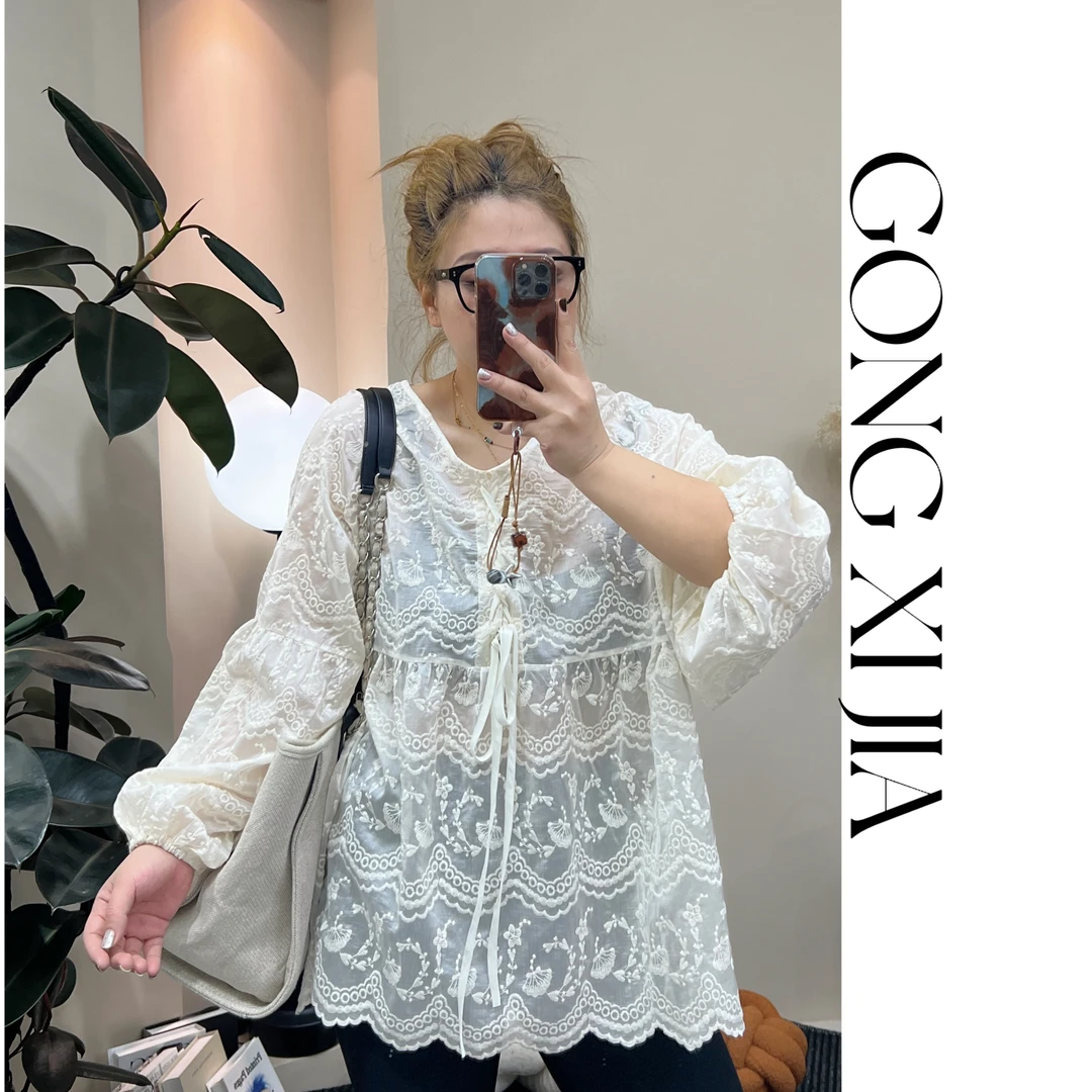 「Gong喜」V领蕾丝重工提花刺绣娃娃衫