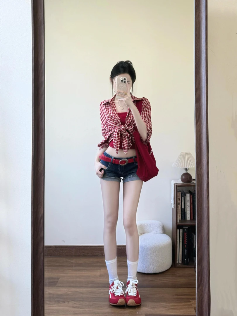 2025夏季新款复古辣妹穿搭红色格子衬衫叠穿针织背心牛仔短裤套装