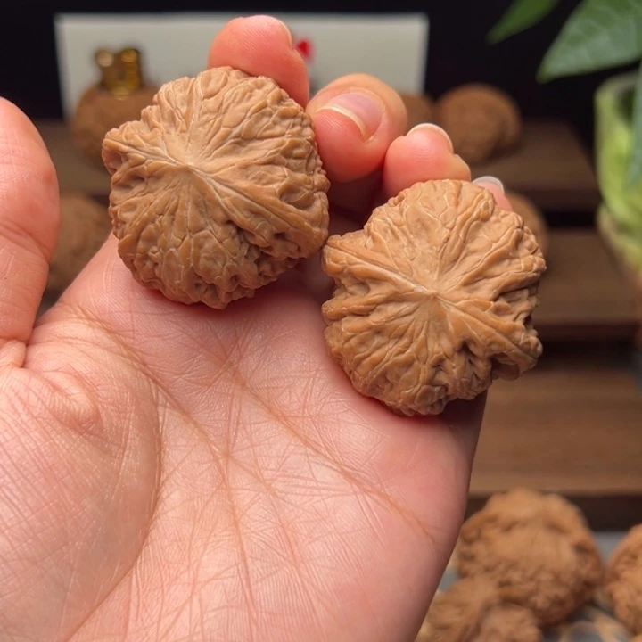 R***a文玩核桃吊坠铁锤