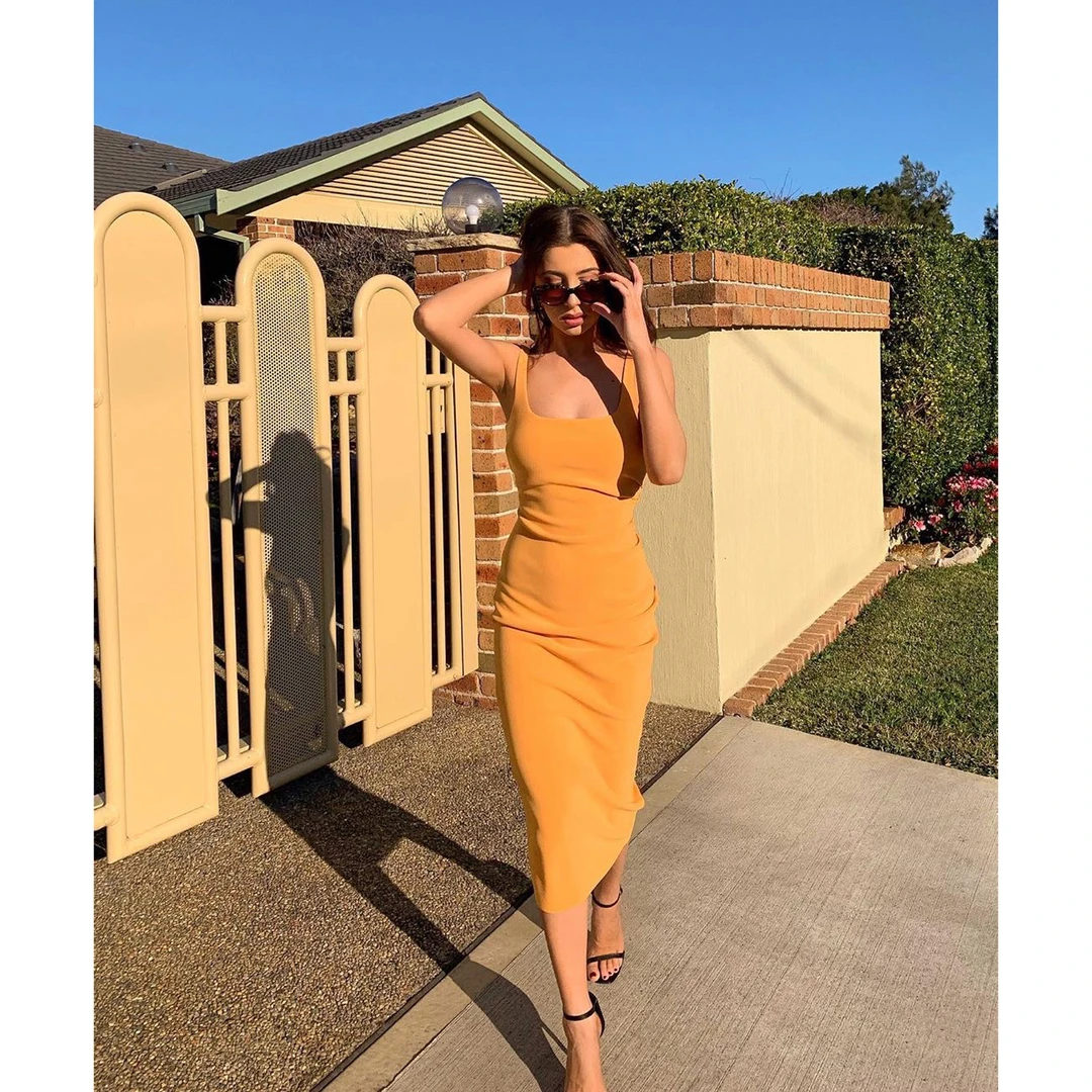 方领褶皱收腰吊带包臀连衣裙 弹力性感修身裙子