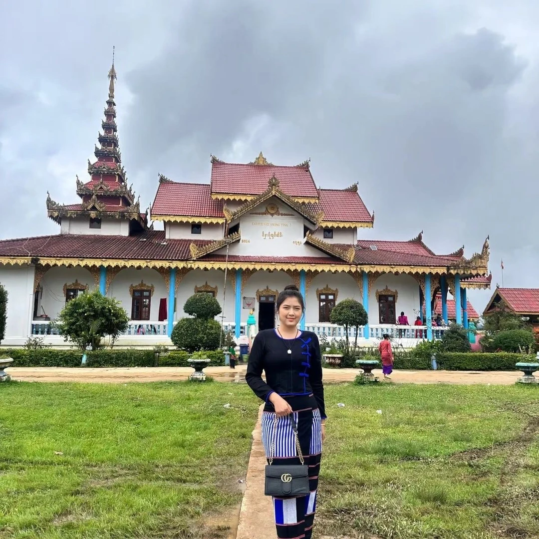 云南少数民族佤族服装成品套装  (裙子拉链款)