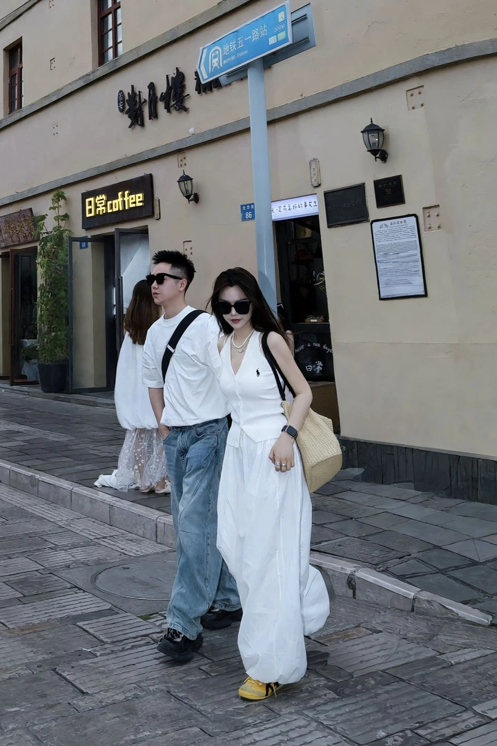 2025夏季新款时尚打底白色背心气质显瘦洋气休闲百搭外穿辣妹性感