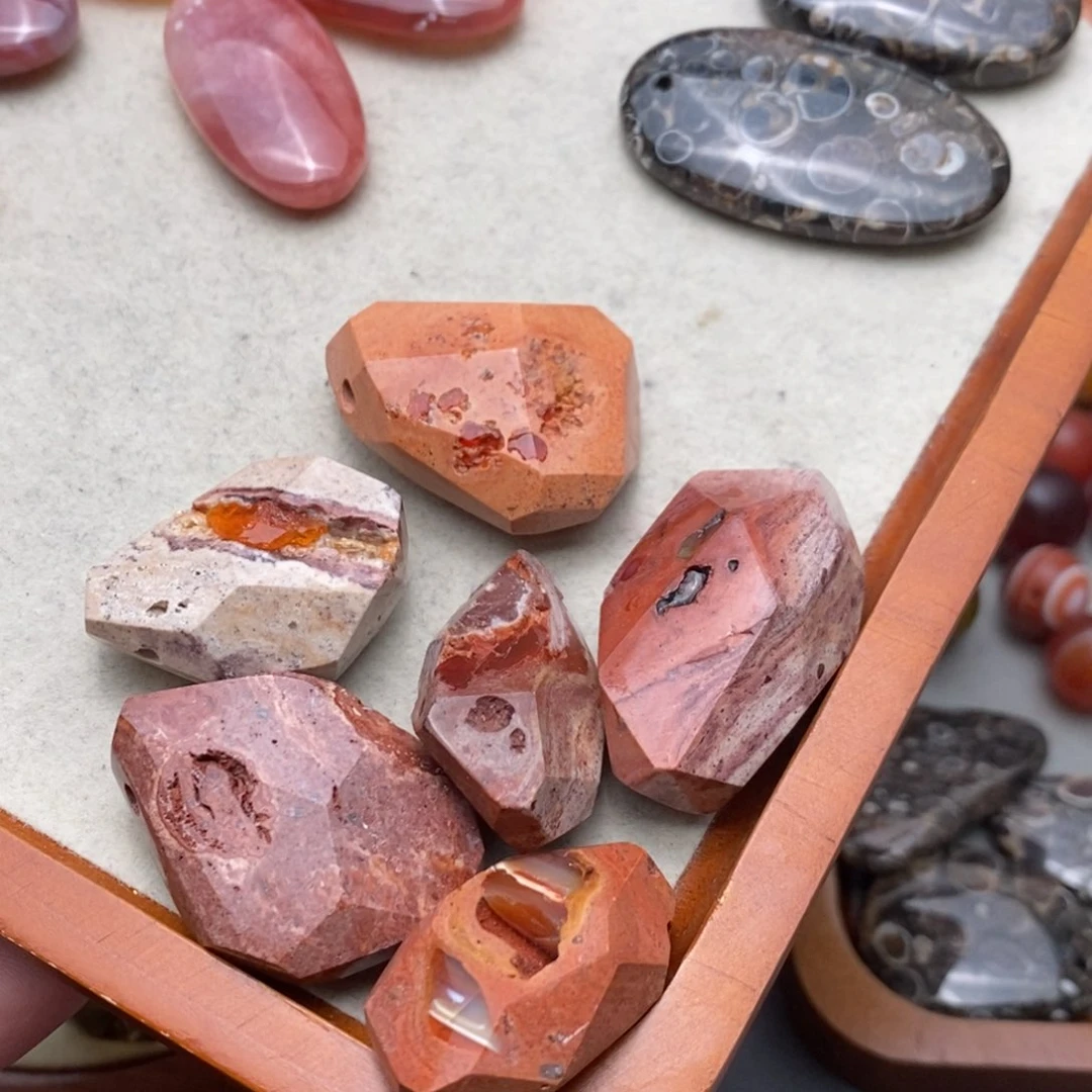 玛瑙/玉髓未镶嵌珠宝半成品火澳宝大随形吊坠横孔一颗