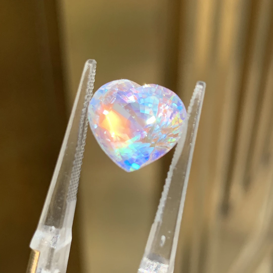 天然彩虹月光石7.32克拉心形切工干净，玻璃体定制镶嵌公主彩色