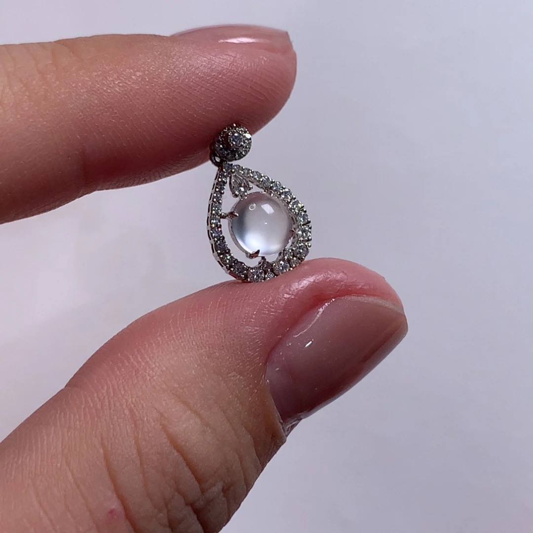 翡翠未镶嵌颈饰水滴蛋面