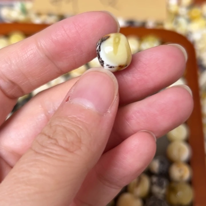 蜜蜡未镶嵌裸石1.5mm一个