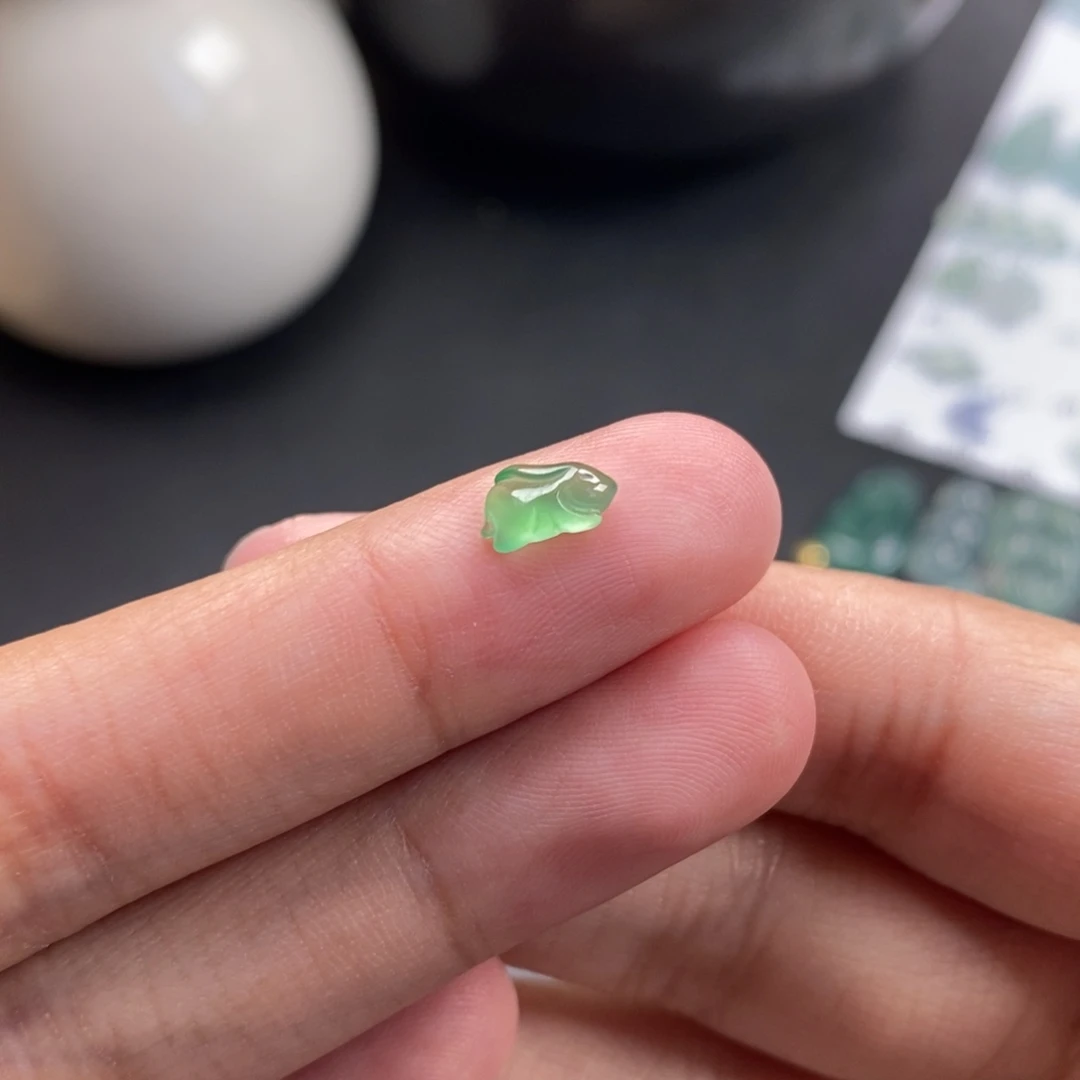 翡翠裸石冰绿兔子