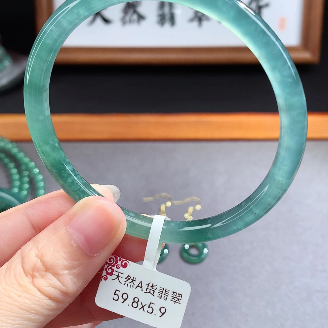 翡翠手镯（圆镯）未镶嵌