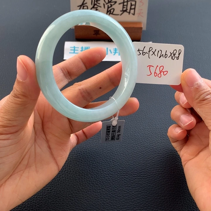 翡翠手镯未镶嵌翡翠手镯