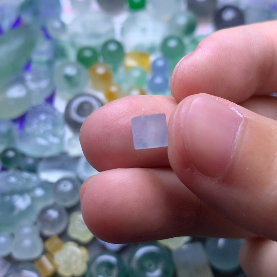 定制翡翠未镶嵌挂件。