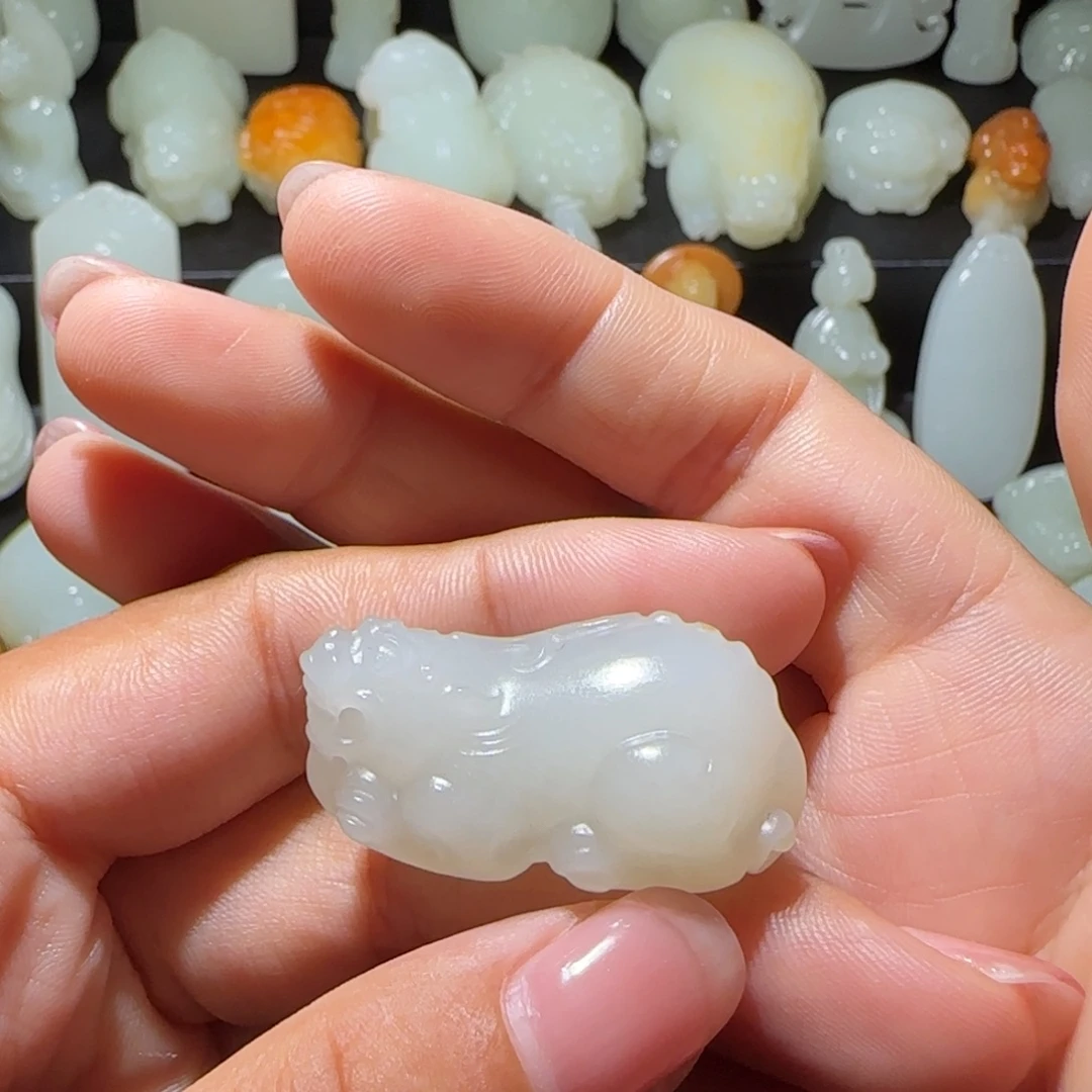 王***号和田玉未镶嵌颈饰