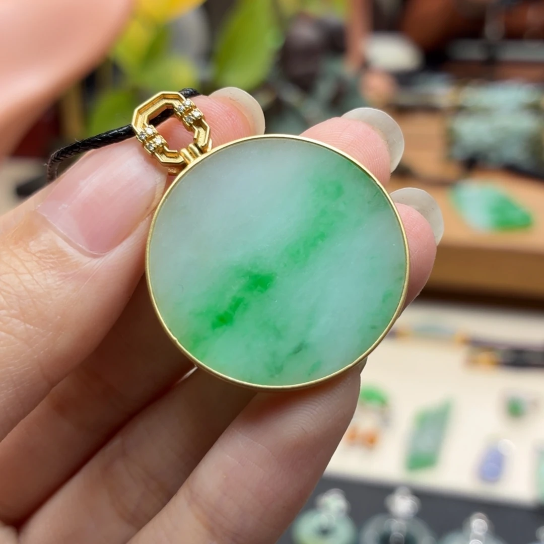 翡翠18K金镶嵌颈饰吊坠