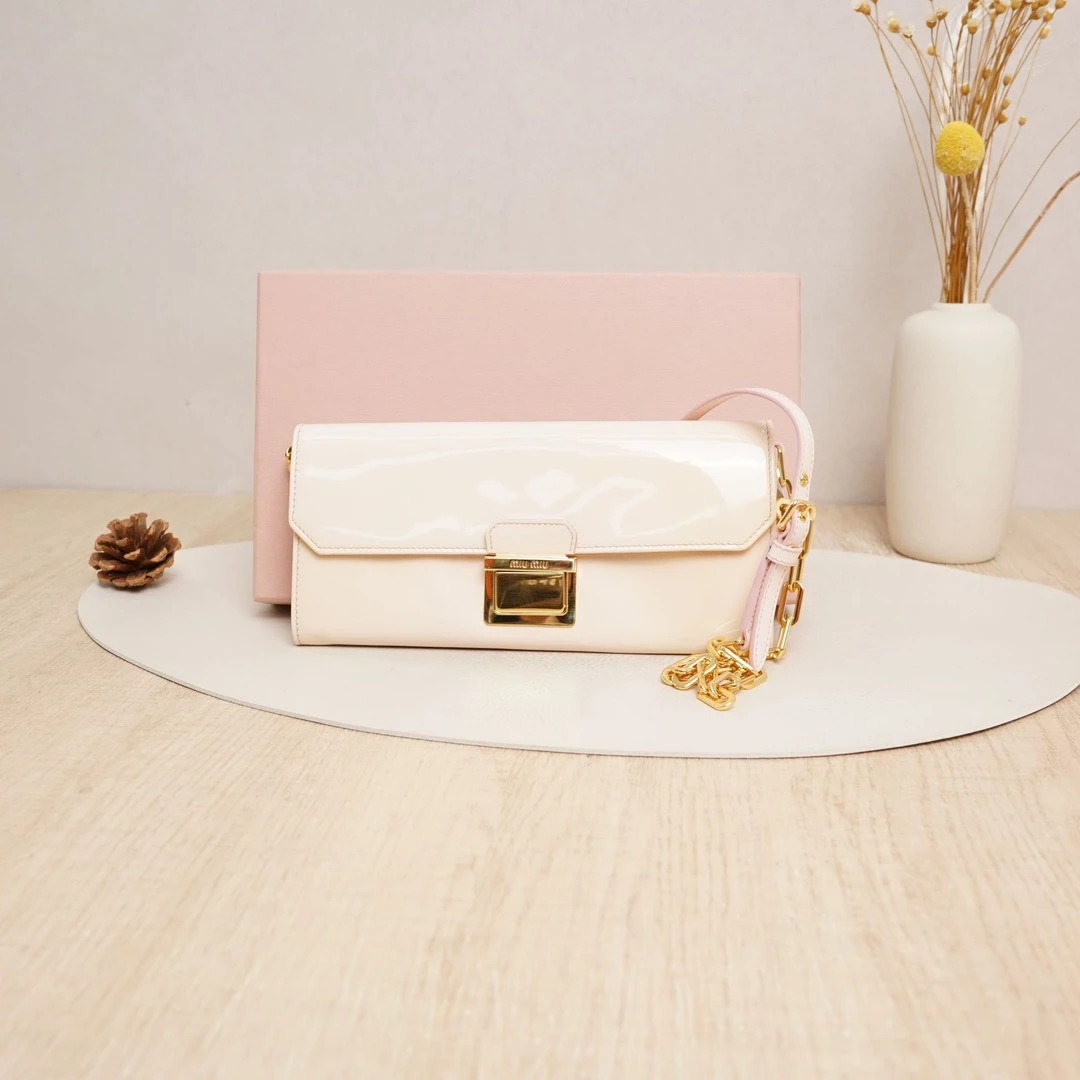 95新 MIU MIU/缪缪 缪缪链条包woc裸粉色漆皮/DS034386